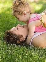 Материнская любовь предпринимает детишек разумнее