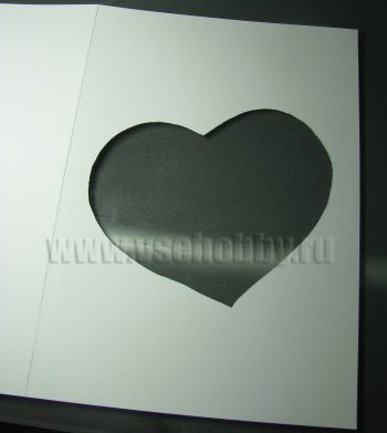 вырезаем сердечко ножом по бумаге из картонной созды открытки